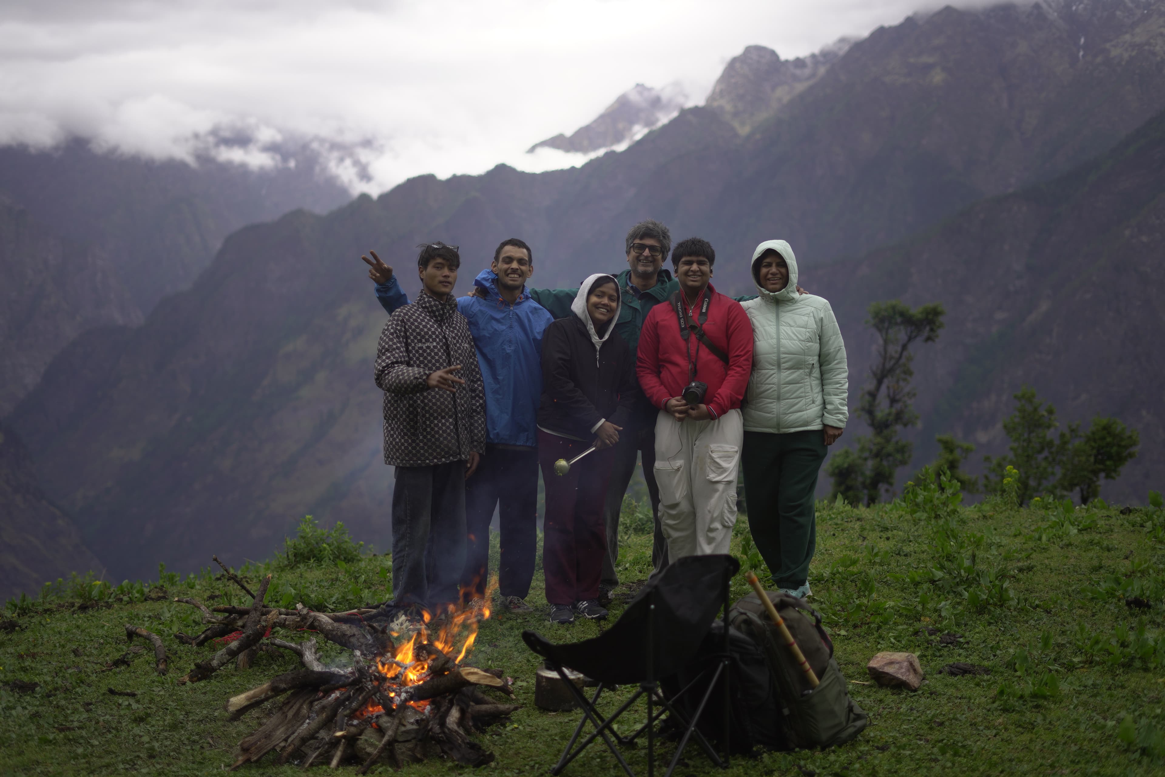 Gorson Bugyal trek — campfire with mountains